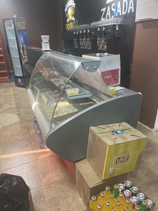 Магазинный холодильник