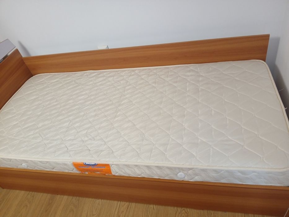 Pat 90 x 200, cu somiera si saltea