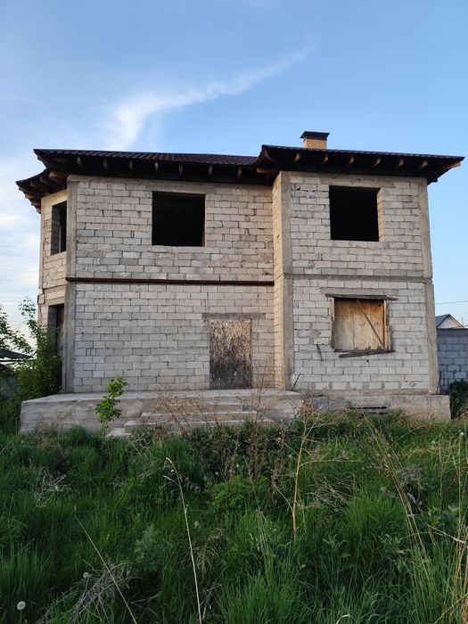 Дом недостроенный с участком продам