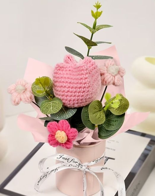 Ръчно изработени цветя, мартенички и дървени поставки за снимки