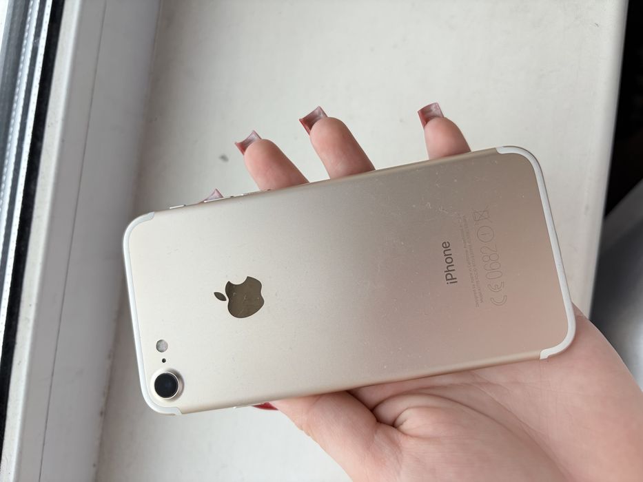 Продам айфон 7