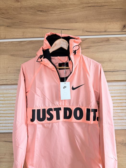 Разкошна суперсвежа ветровка Nike