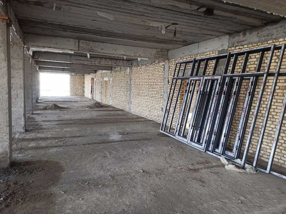 Продаются квартиры и магазины в центре Кагана вдоль дороги.