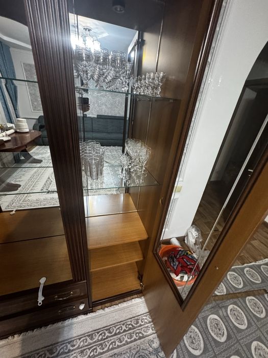 Продаю шкаф-витрину для гостиной