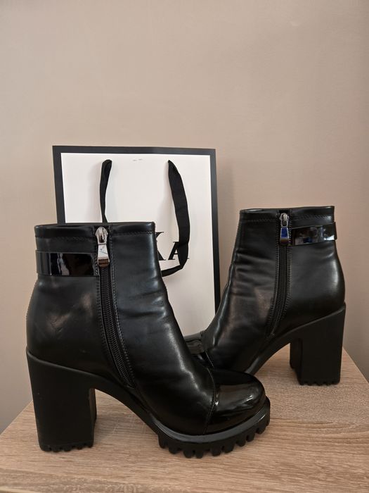 Черни боти на ток