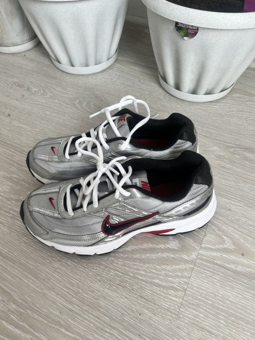 nike initiator metallic