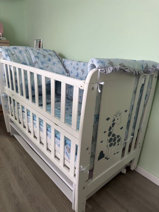 Patut bebelus din lemn alb, complet echipat