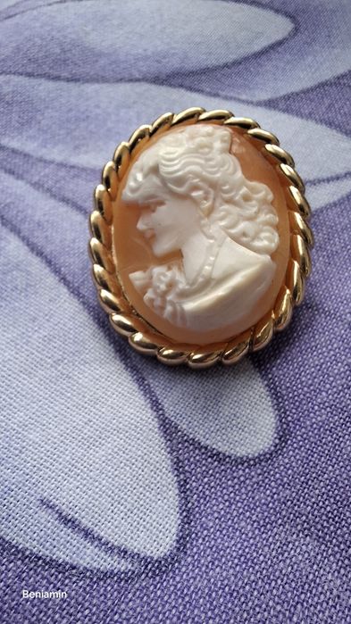 Broșă Camee Vintage Stil Victorian – Placată cu Aur, Model Deosebit