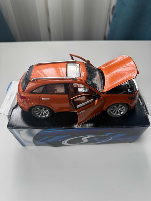 Machetă colecție auto Infiniti FX45 2005 1/24