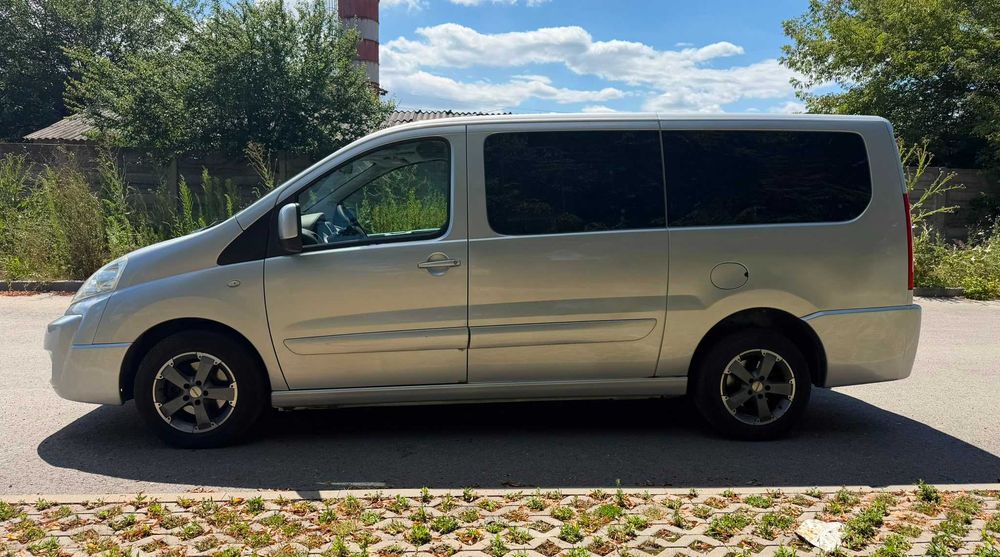 Închiriez Microbuz 8 Locuri/ Rent a VAN/ Inchiriere duba