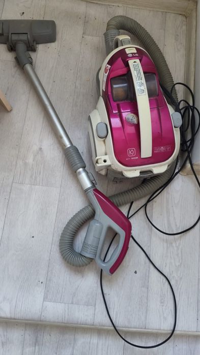 Продам бу Пылесос работает 10000 тг