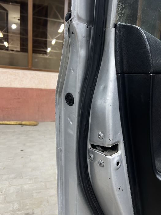 Водительская дверь Toyota Corolla E150 с деффектом