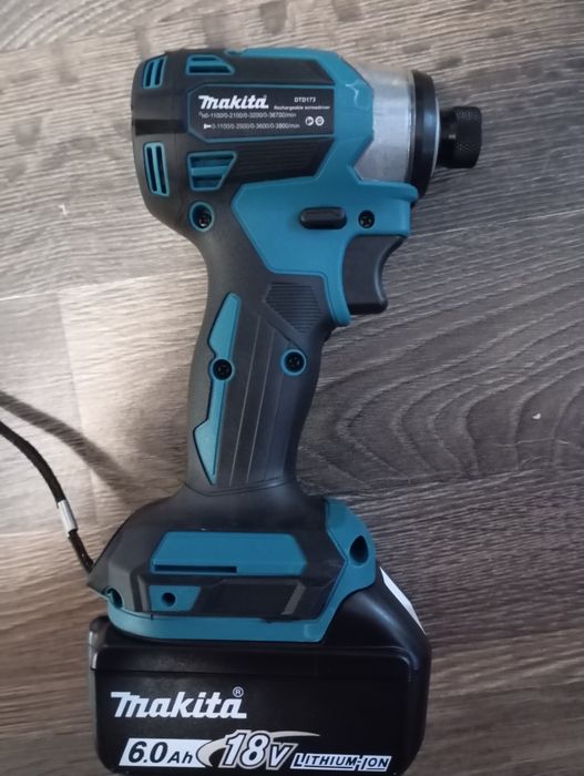 Autofiletanta cu impact Makita DTD173 cu baterie de 6a NOU