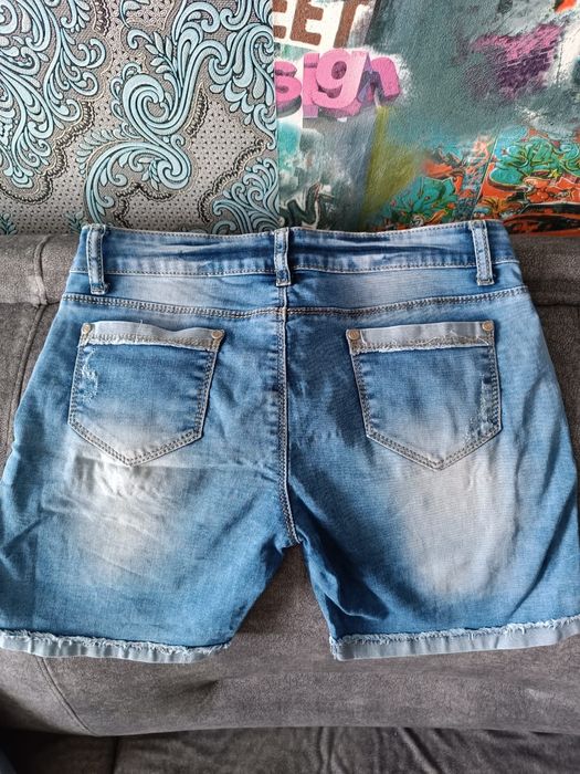 Срочно продам женские джинсовые шорты