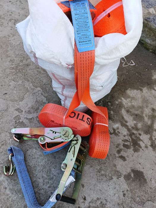 Vând chingi de camion și o pereche de cauciucuri