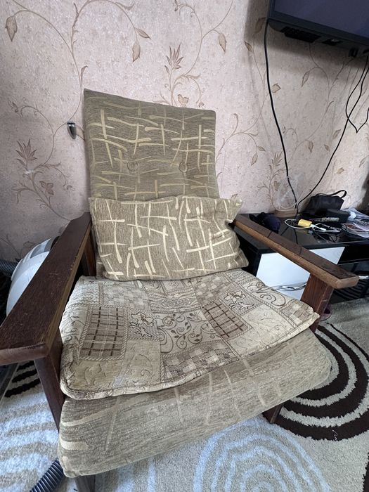 Продаю диваны (один б/у, один купили месяц назад), письменный стол