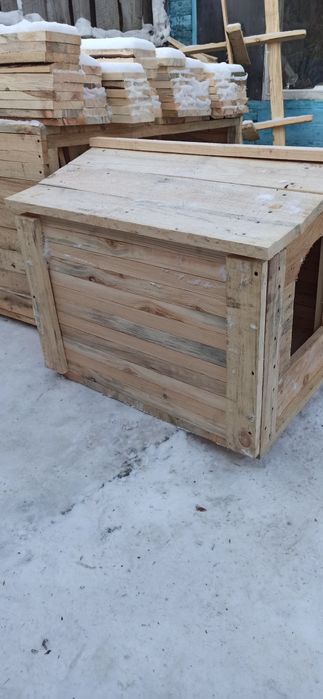 Будка новая для не большой собаки.