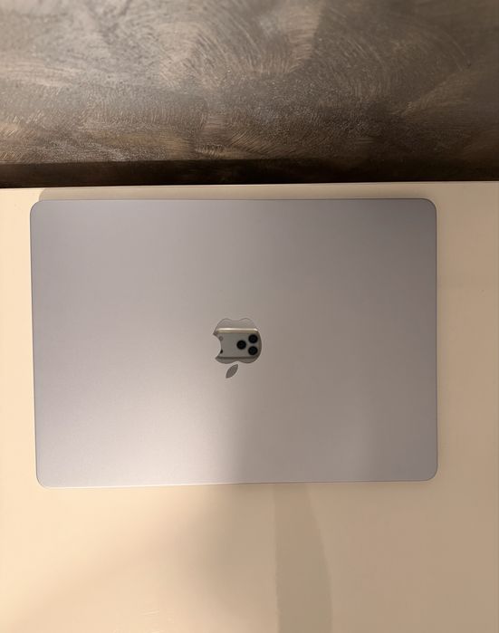 MacBook Air M4 + clablu USB C la display port și Hub cu multe porturi