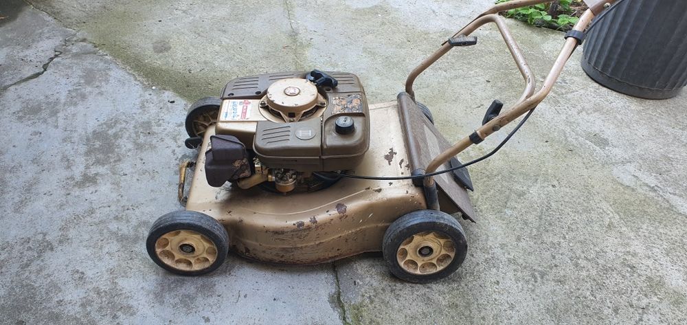Mașină de tuns iarba