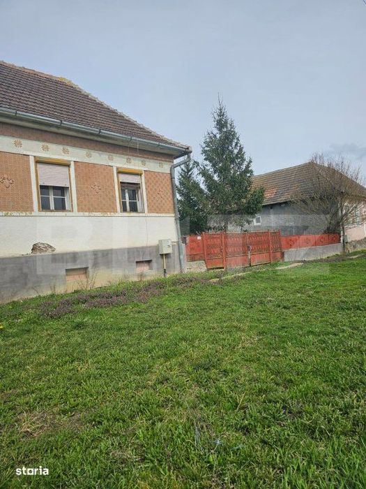 Casa batraneasca cu teren generos, in localitatea Dedrad – la 10 km