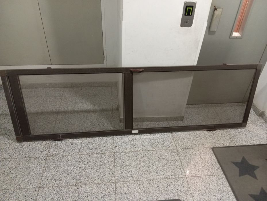 Комарник за балкон със панти на пружина.