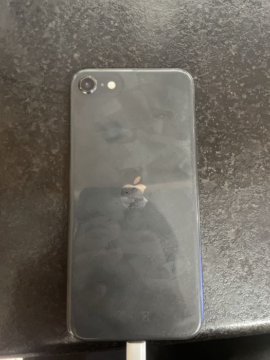 iphone se срочно продаю