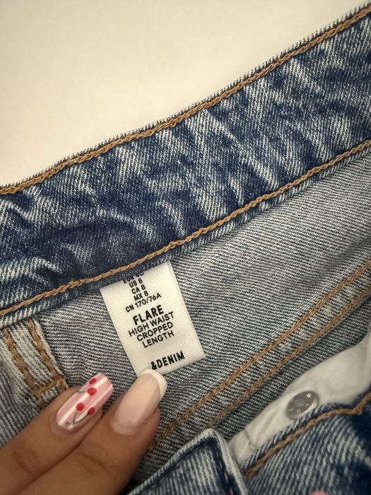 Сини дънки- H&M.