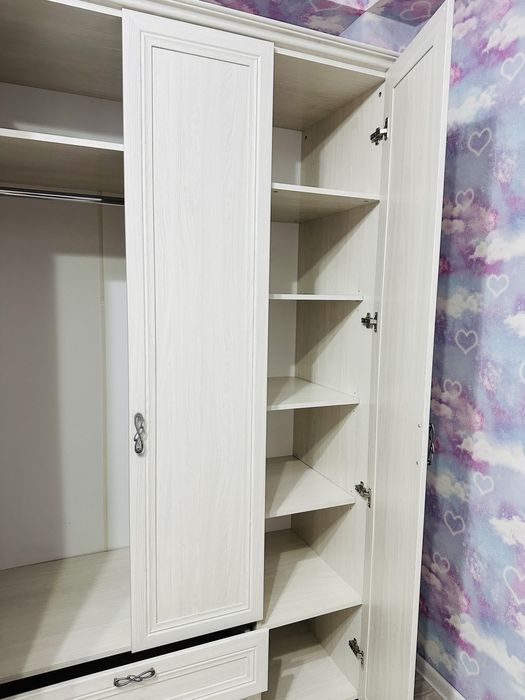 Шифоньер трехдверный