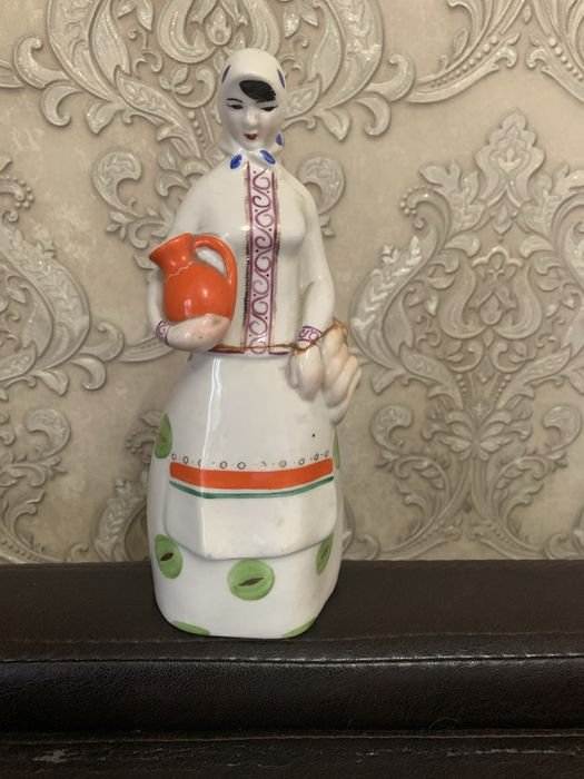 Статуэтка фарфоровая советская девушка с кувшином