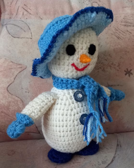 Вязаный снеговичок