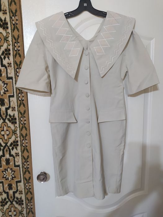 Женское бежевое платье