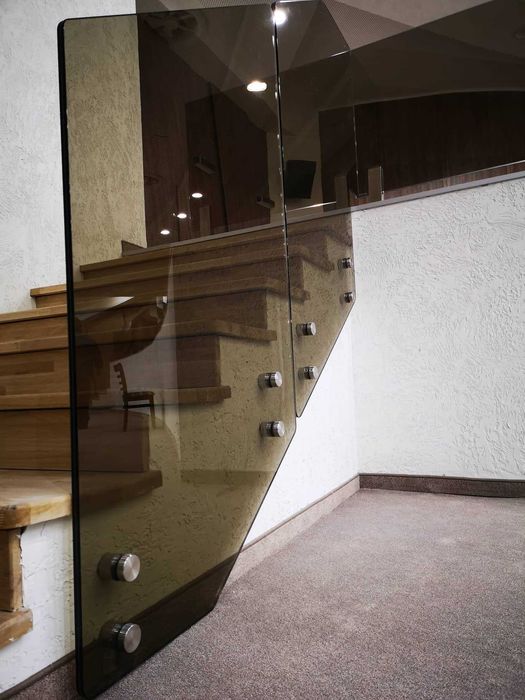 Стъклени парапети по стълбища