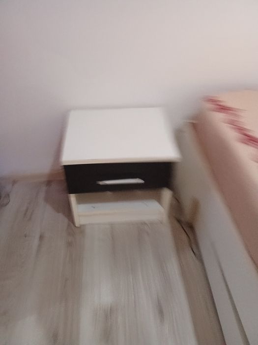 Vând pat cu servante + saltea
