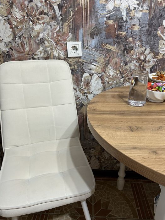 Стул белого цвета