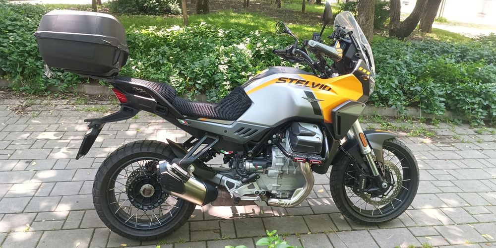 Moto Guzzi Stelvio-Giallo Savana 2024