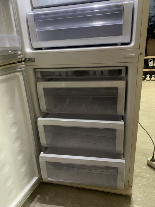 Продаю Холодильник Samsung