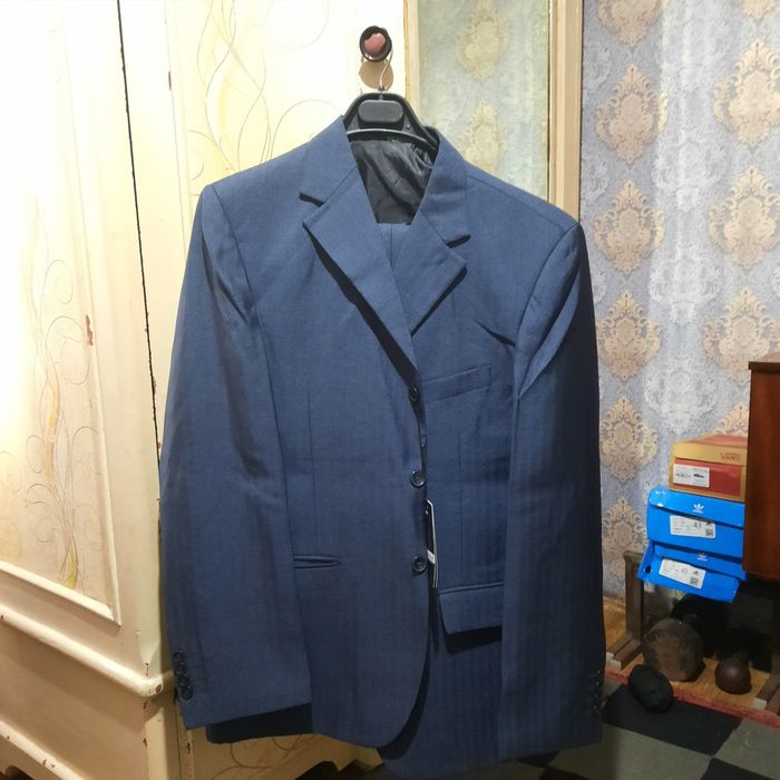 Продам костюмы тройки