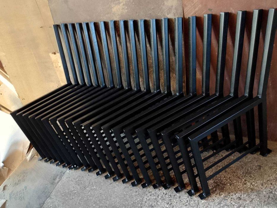 Метални крака за пейка или стол.