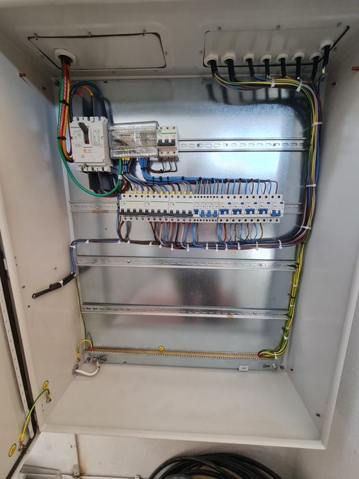 Electrician calificat cu experienta