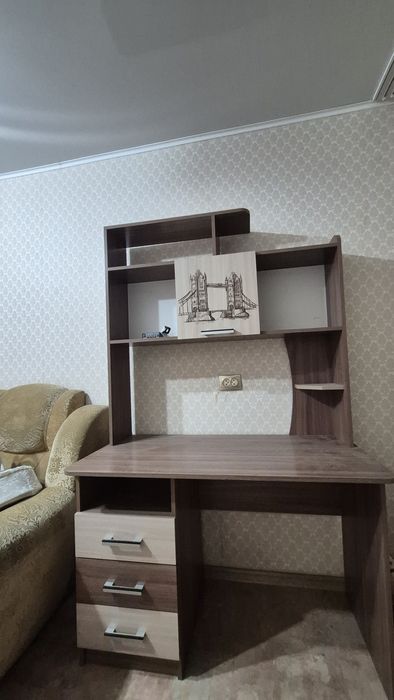 Большой письменный стол и кровать