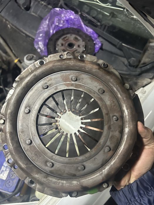 Диск сцепления вместе с корзиной