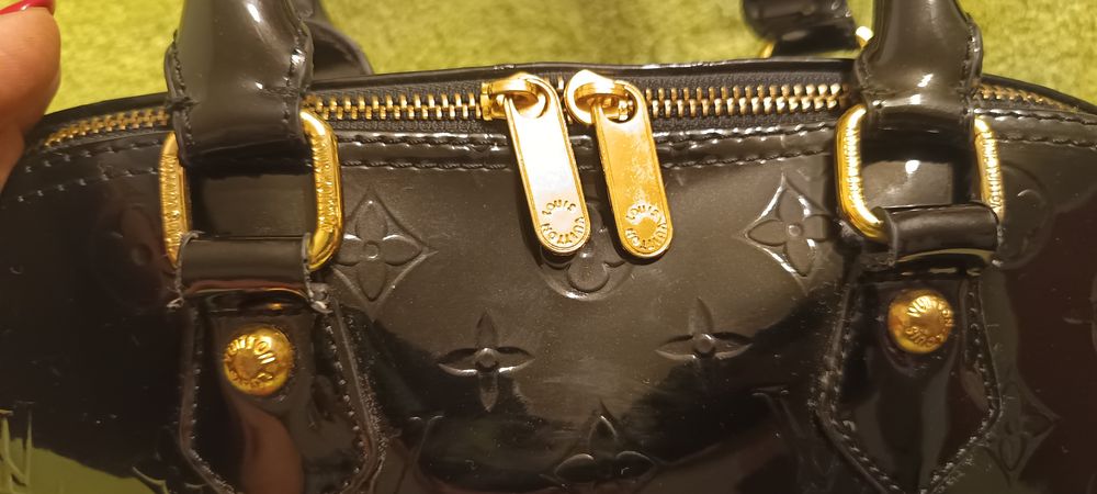 Vând geantă tip Alma, lac negru, stil Louis Vuitton.