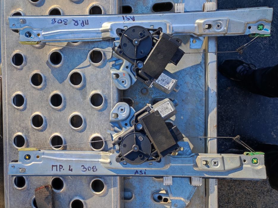 Стъклоповдигачи предни за Пежо-308