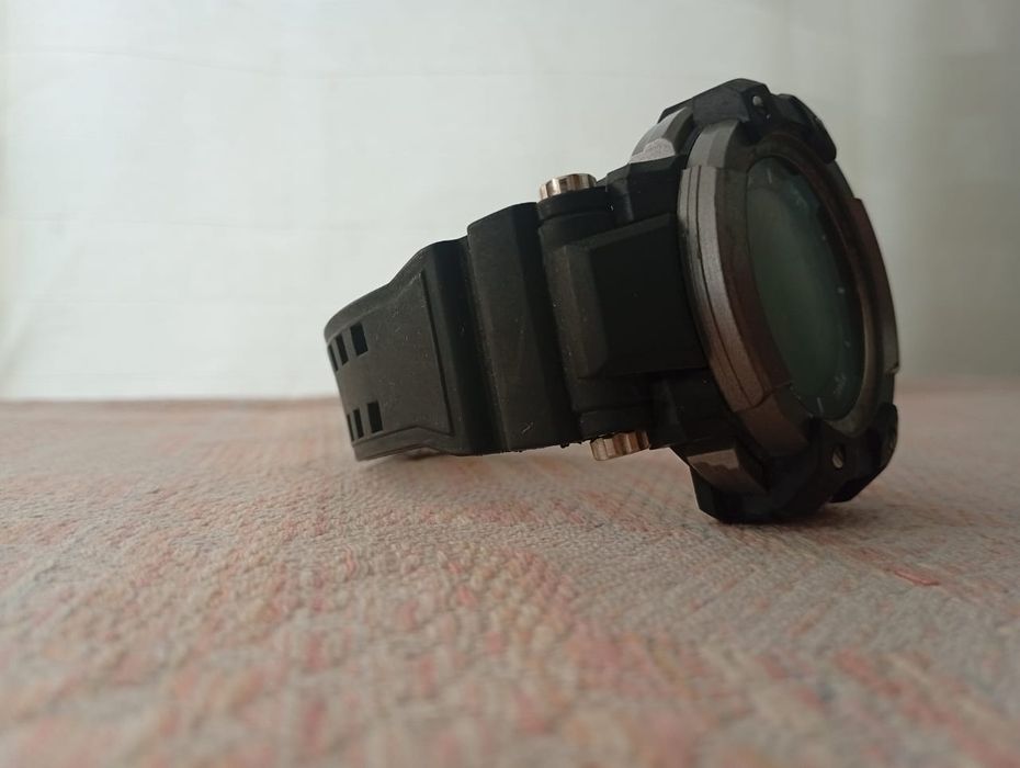 Часы с коробкой.