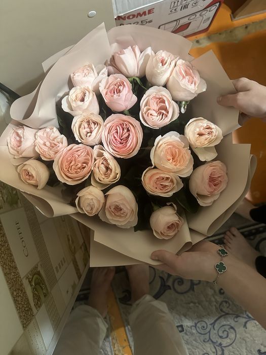 Сжевие цветы, белые розы