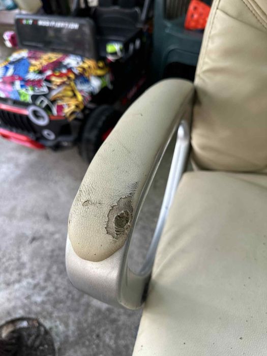 Офис стол  бежов цвят