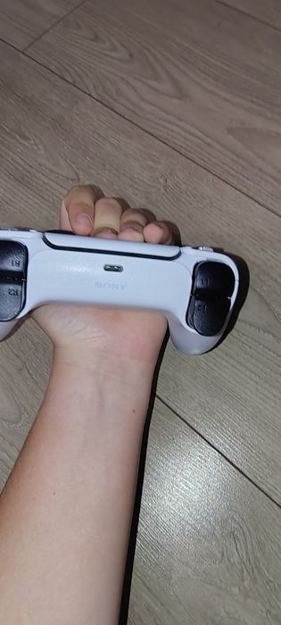 Продавам ps5 в отлично състояние с 10 игри