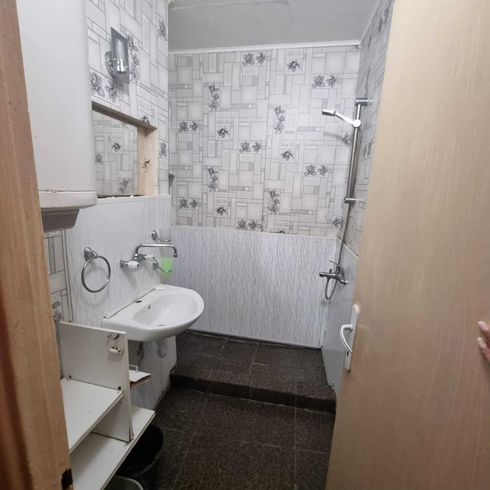 Отдава се под наем просторен тристаен апартамент – Центъ