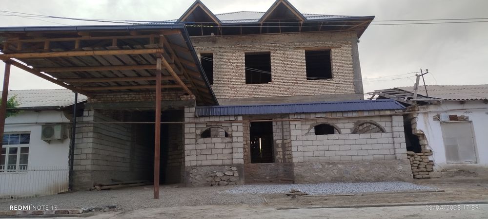 Karmana 2 qavatli uy.