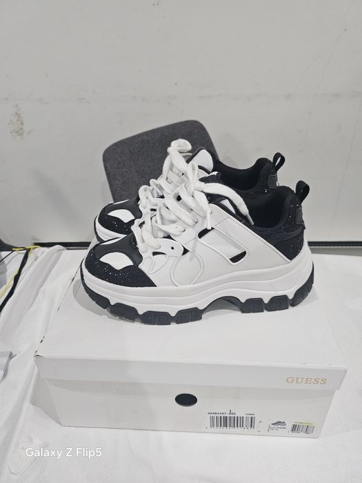 Сникърси на Guess